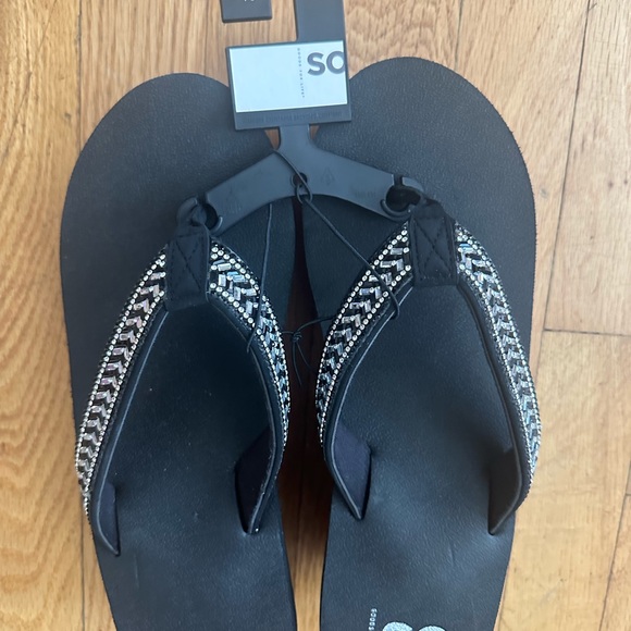 SO Foam Flip Flops - Size 10 - Picture 3 of 6